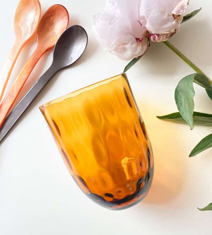 Oliven in dunklem Bernstein, Bambusglas, Olivenglas, Bambusglas, anna von lipa mix & match, swil glass, wawe glass, harlekin glass, tumbler, wasserglas, trinkglas, trinkglas, glasmalerei, hausinnenraum, tisch, glas von anna von lipa, anna von lipa dealer, remix von sofie