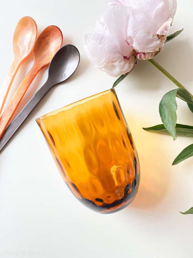 Oliven in dunklem Bernstein, Bambusglas, Olivenglas, Bambusglas, anna von lipa mix & match, swil glass, wawe glass, harlekin glass, tumbler, wasserglas, trinkglas, trinkglas, glasmalerei, hausinnenraum, tischbezug, glas von anna von lipa, anna von lipa dealer, remix von sofie