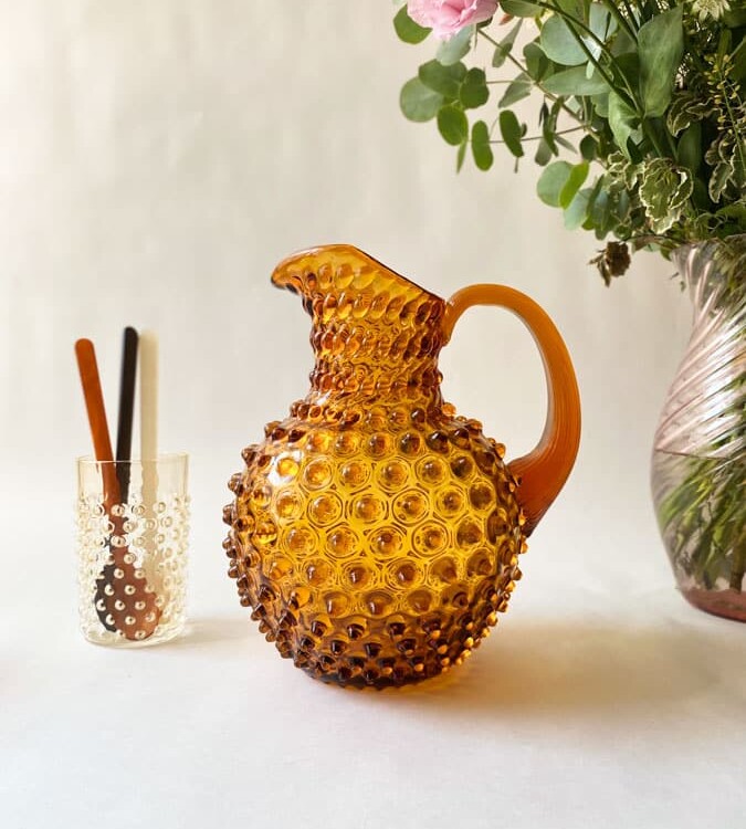 2 Liter Krug in dunkelem Bernstein, Remix von Sofie, 2 Liter Krug in dunkelem Bernstein, anna von Lipa Igelkrug, Krug in Igelglas, anna von Lipa Händler, anna von Lipa Krug, anna von Lipa Igelkrug, Igelkrug, Igelkrüge, Hobnailkrüge, Hobnailglas, Hobnailglaskrüge