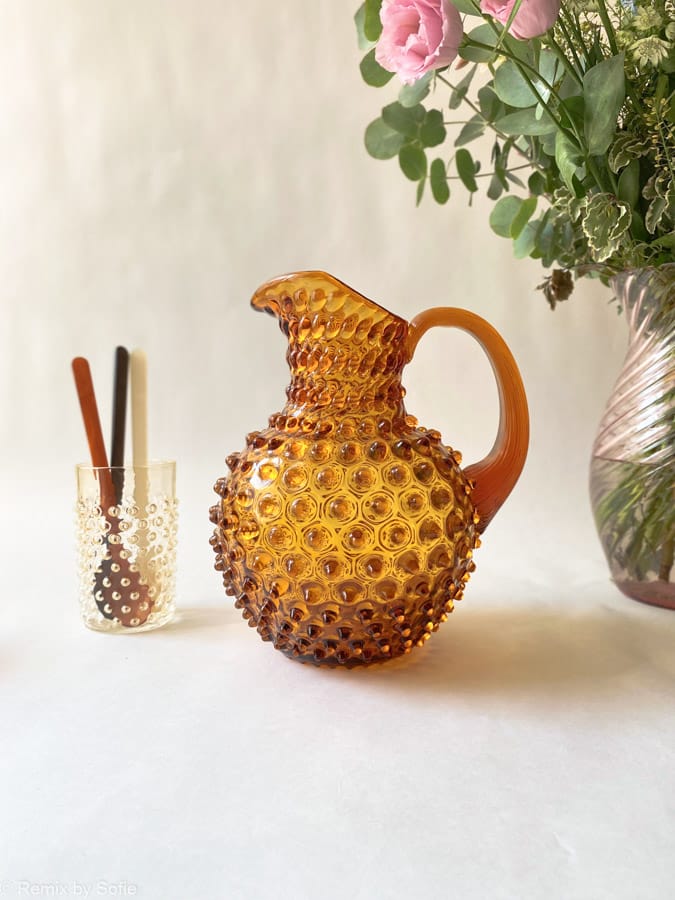 2 Liter Krug in dunklem Bernstein, Remix von Sofie, 2 Liter Krug in dunklem Bernstein, anna von Lipa Igelkanne, Krug in Igelglas, anna von Lipahändler, anna von Lipakanne, anna von Lipa-Igelkanne, Igelkanne, Igelkrüge, Hobnailkrüge, Hobnailglas, Hobnailglaskrüge