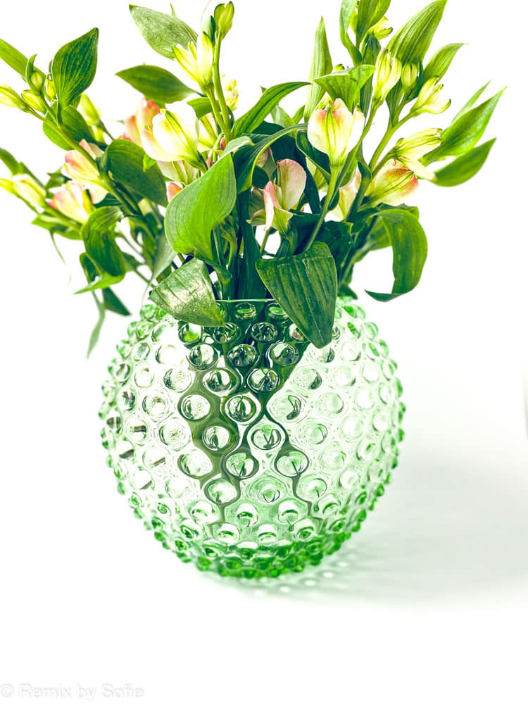 Porkupinvase 18 cm in hellgrüner anna von lipa Vase, Vase aus Igelglas, mundgeblasenes Glas, Hobnailglas, Bohemianglas, Remix von Sofie, Vase, Blumenvase, Vase von Anna von Lipa, Bor Cover