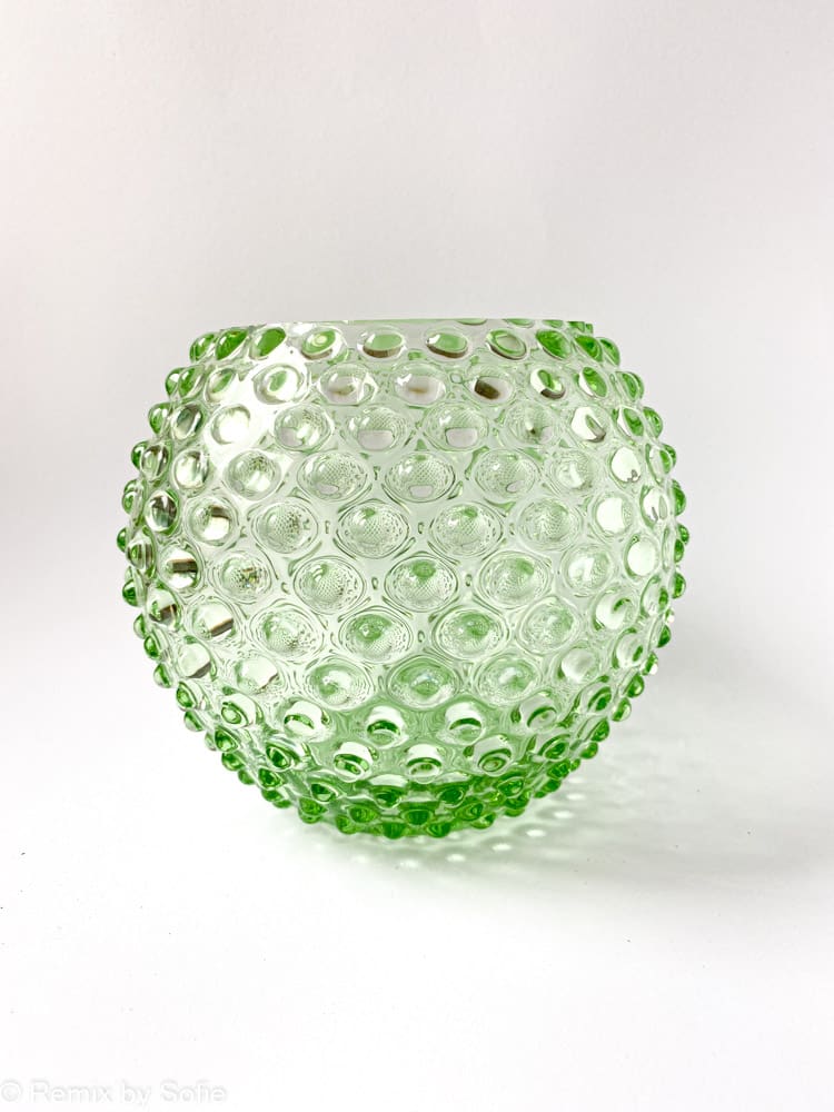 Porkupinvase 18 cm in hellgrüner anna von lipa Vase, Vase aus Igelglas, mundgeblasenes Glas, Hobnailglas, Bohemianglas, Remix von Sofie, Vase, Blumenvase, Vase von Anna von Lipa, Bor Cover