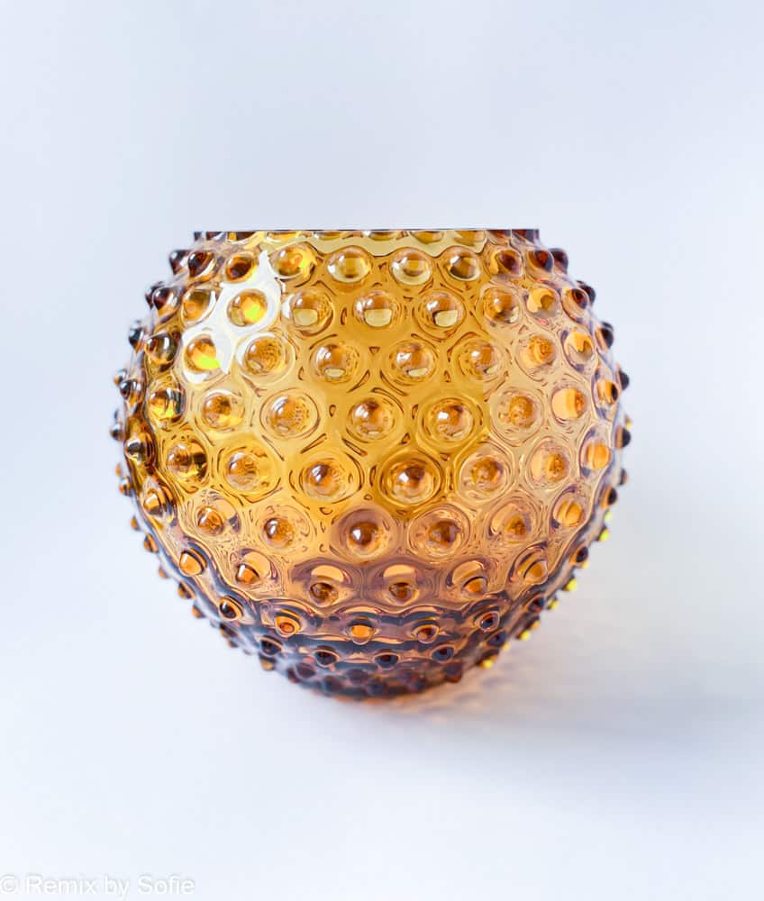 Igelvase 18 cm dunkelbraun, anna von lipa Vase, Vase aus Igelglas, mundgeblasenes Glas, Hobnailglas, Bohemianglas, Remix von Sofie, Vase, Blumenvase, Vase von Anna von Lipa, Bor Cover