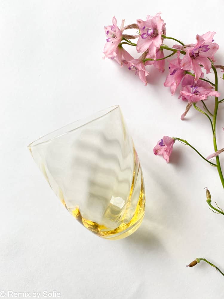 Wirbelglas in gelb, anna von lipa mix & match, wirbelglas, wawe glass, harlequin glass, tumbler, wasserglas, trinkglas, trinkglas, anna von lipa glass, remix by sofie anna von lipa retailer,