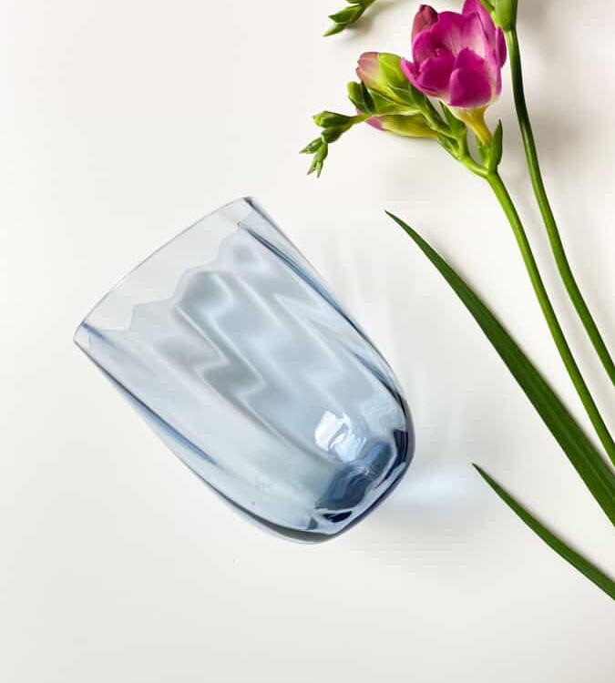 swil glass in blue smoke, anna von lipa mix & match, wirbelglas, wawe glass, harlequin glass, tumbler, wasserglas, trinkglas, trinkglas, anna von lipa glass, remix by sofie anna von lipa retailer,