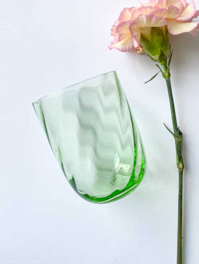 Wirbelglas in hellgrün, anna von lipa mix & match, wirbelglas, wawe glass, harlequin glass, tumbler, wasserglas, trinkglas, trinkglas, anna von lipa glass, remix by sofie anna von lipa retailer,