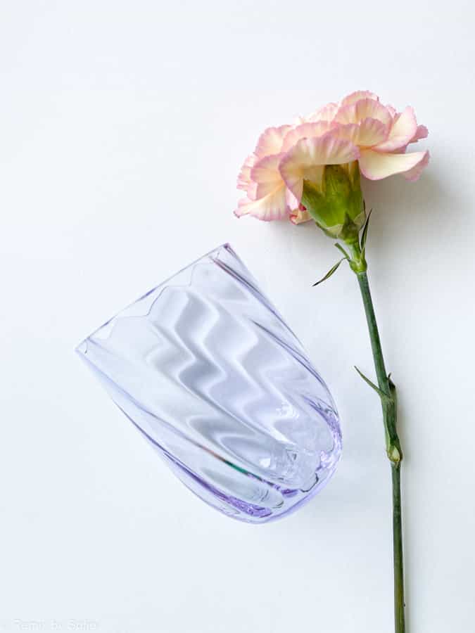 Wirbelglas in lila lila, anna von lipa mix & match, wirbelglas, wawe glass, harlekin glass, tumbler, wasserglas, trinkglas, trinkglas, anna von lipa glass, remix by sofie anna von lipa retailer,