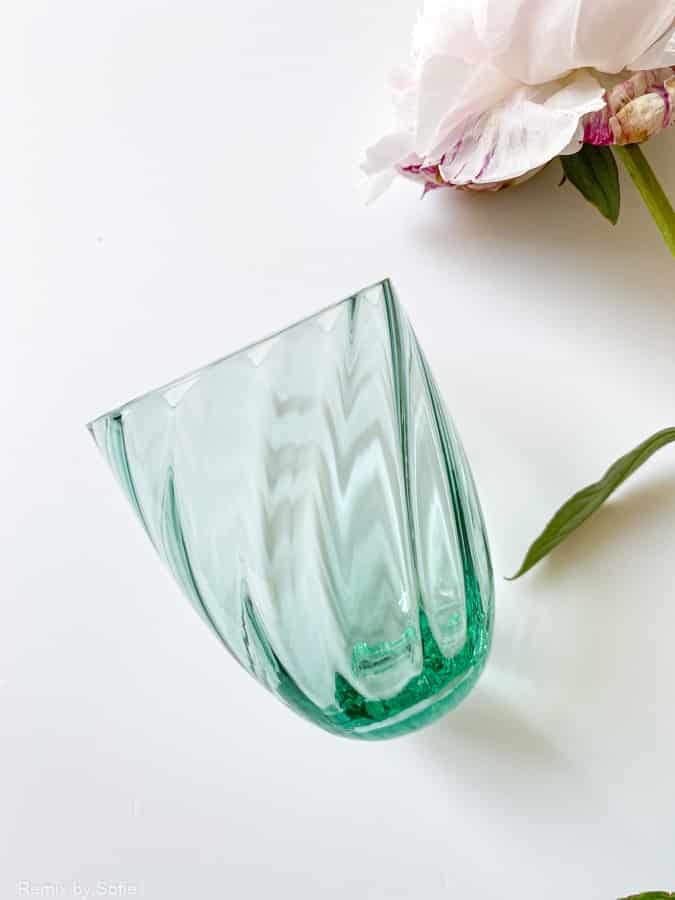 Wirbelglas in beryl, anna von lipa, Remix von Sofie, anna von lipa glass, mundgeblasenes Glas, handgeblasenes Glas, Glas, Trinkglas, Wasserglas, farbiges Glas, Mix- und Mattckglas, Mix & Mattckglas, Tumbler, Waweglas, Wirbelglas, Harlekinglas, Spiralglas, Bambusglas, Olivenglas, Tischbezug, anna von lipa glass, anna von lipa retailer