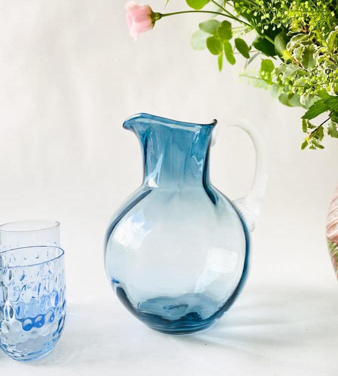 swirlande, Kanne mit Wirbel, blauer Rauch, anna von lipa, Wirbelkrug, Glaskrug, mundgeblasene Kanne, Glaskrug, Anna von lipa glass, anna von lipa retailer, Remix von sofie