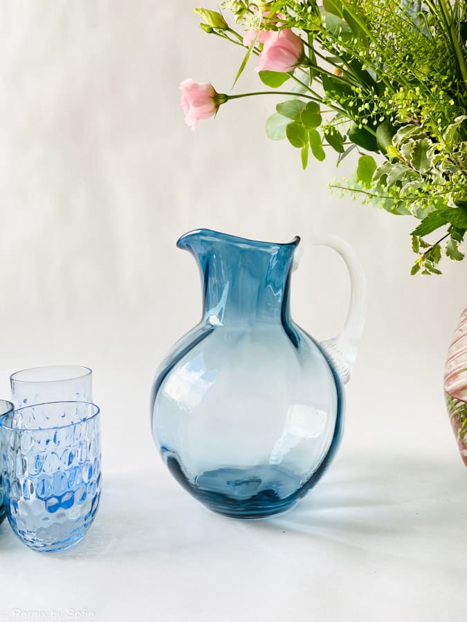 swirlande, Kanne mit Wirbel, blauer Rauch, anna von lipa, Wirbelkrug, Glaskrug, mundgeblasene Kanne, Glaskrug, Anna von lipa glass, anna von lipa retailer, Remix von sofie