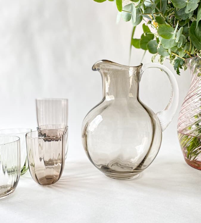 swirlande, Kanne mit Wirbel, leichte Schokolade, anna von lipa, Wirbelkanne, Glaskanne, mundgeblasene Kanne, Glaskanne, anna von lipa glass, anna von lipa retailer, Remix von sofie