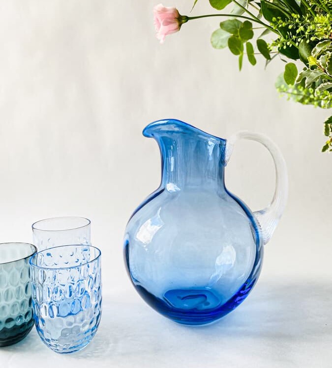 swirlande, Kanne mit wirbel, hellblau, Wirbelkrug, Kanne in rosa, anna von lipa, Wirbelkrug, Glaskrug, mundgeblasene Kanne, Glaskrug, Anna von lipa Glas, Anna von lipa Händler, Remix von sofie