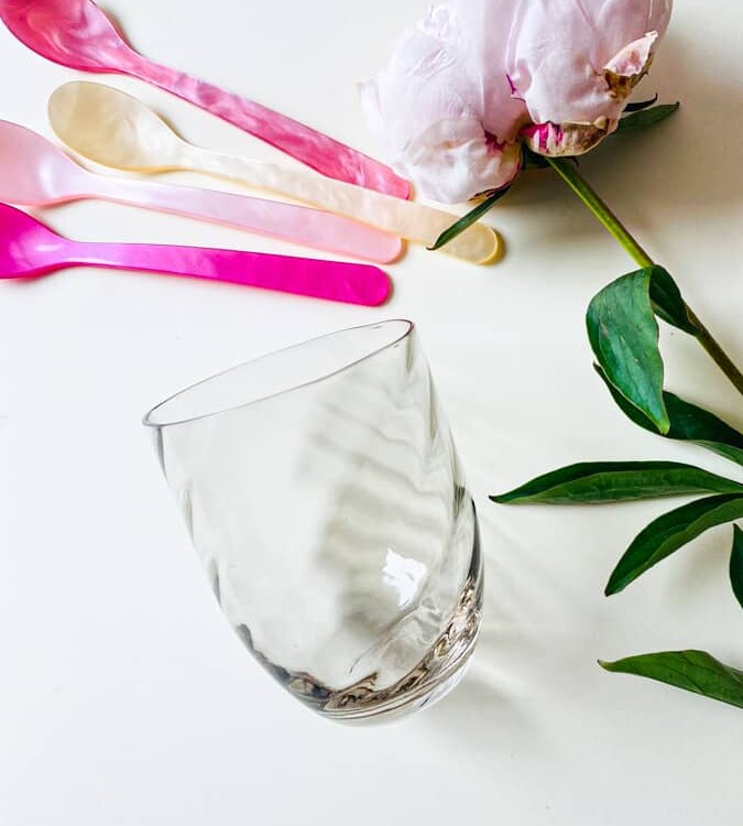 Wirbelglas in heller Schokolade, Olivenglas, Bambusglas, anna von lipa mix & match, swil glass, wawe glass, Harlekinglas, Becher, Wasserglas, Trinkglas, Trinkglas, Glasmalerei, Hausinnenraum, Tischeinstellung, Glas aus svenska, svenska svenska svenska, remix von sofie