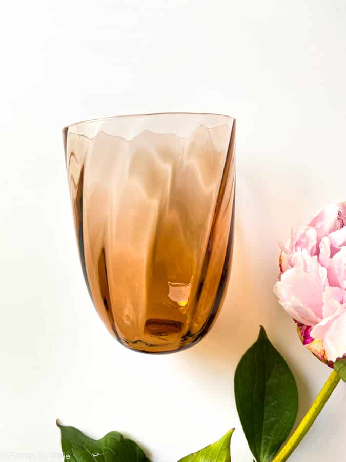 wirbelbraun, wirbelbronzebraun, anna von lipa, Remix von Sofie, anna von lipa glass, handgeblasenes glas, handgeblasenes glas, trinkglas, wasserglas, farbiges glas, mix und matck glass, mix & matck glass, tumbler, wawe glass, Wirbelglas, Harlekinglas, Spiralglas, Bambusglas, Olivenglas, Tischbezug, anna von lipa Händler