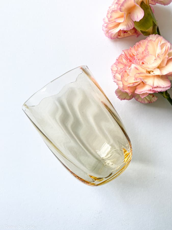 Wirbelglas in hellem Bernstein, anna von lipa mix & match, wirbelglas, wawe glass, harlequin glass, tumbler, wasserglas, trinkglas, trinkglas, anna von lipa glass, remix by sofie anna von lipa retailer,