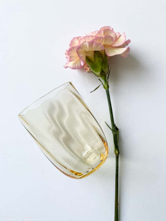 Wirbelglas in hellem Bernstein, anna von lipa mix & match, wirbelglas, wawe glass, harlequin glass, tumbler, wasserglas, trinkglas, trinkglas, anna von lipa glass, remix by sofie anna von lipa retailer,