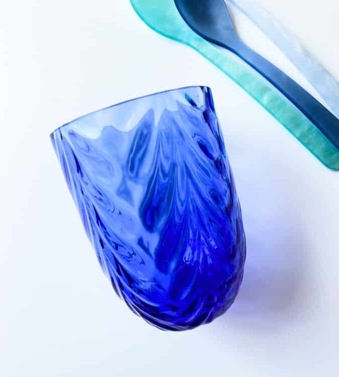 wawe royal blue, anna von lipa, Remix von Sofie, anna von lipa glass, mundgeblasenes Glas, handgeblasenes Glas, Glas, Trinkglas, Wasserglas, farbiges Glas, Mix- und Mattckglas, Mix & Mattckglas, Tumbler, Waweglas, Wirbelglas, Harlekinglas, Spiralglas, Bambusglas, Olivenglas, Tischbezug, anna von lipa glass, anna von lipa retailer