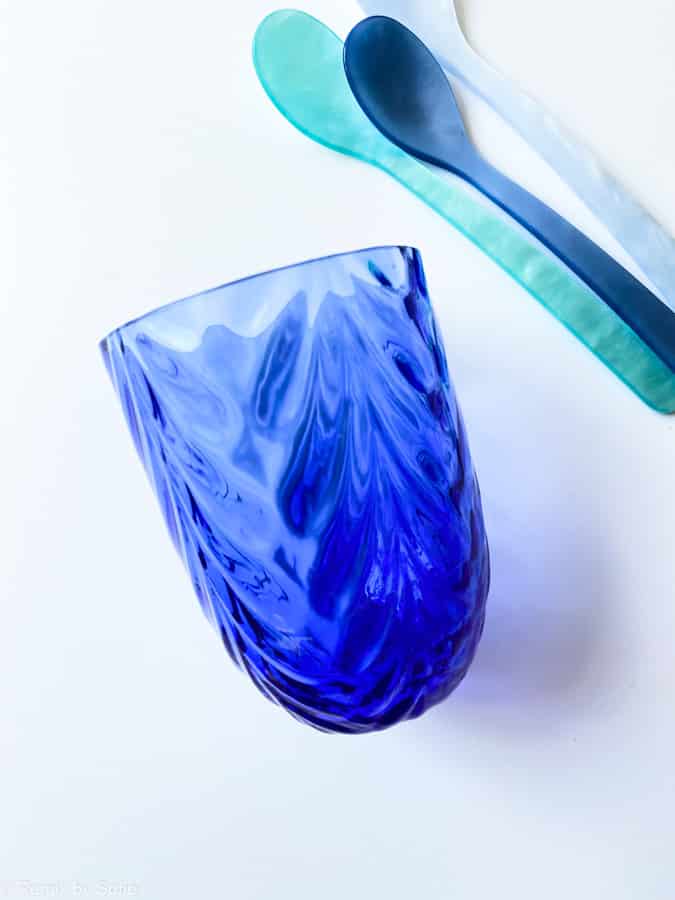 wawe royal blue, anna von lipa, Remix von Sofie, anna von lipa glass, mundgeblasenes Glas, handgeblasenes Glas, Glas, Trinkglas, Wasserglas, farbiges Glas, Mix- und Mattckglas, Mix & Mattckglas, Tumbler, Waweglas, Wirbelglas, Harlekinglas, Spiralglas, Bambusglas, Olivenglas, Tischbezug, anna von lipa glass, anna von lipa retailer