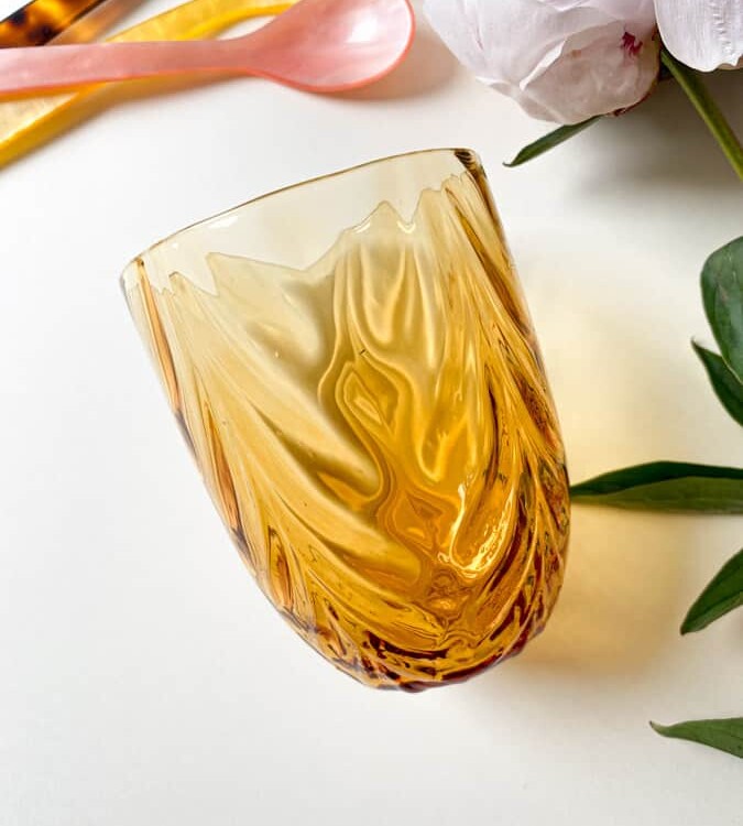 wawe in dunkel bernstein, olivenglas, Bambusglas, anna von lipa mix & match, swil glass, wawe glass, harlekinglas, trichter, wasserglas, trinkglas, trinkglas, gebeiztes glas, hausinnenraum, tischeinstellung, glas aus anna von Lipa, anna von lipa dealer, remix von sofie