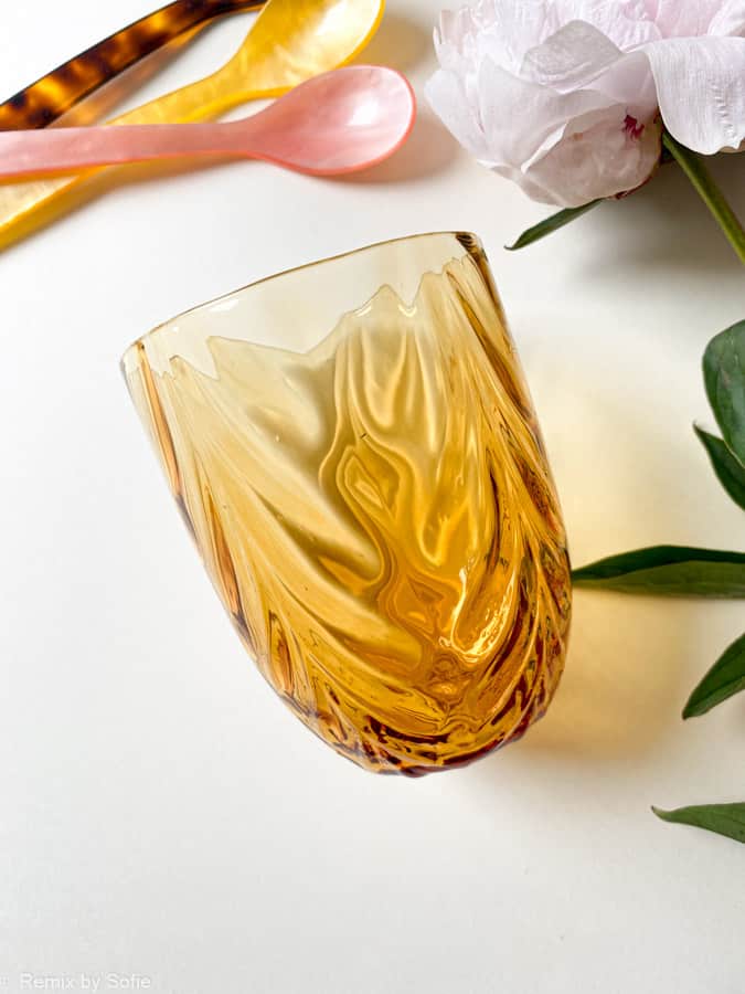 wawe in dunkel bernstein, olivenglas, Bambusglas, anna von lipa mix & match, swil glass, wawe glass, harlekinglas, trichter, wasserglas, trinkglas, trinkglas, glasmalerei, hausinnenraum, tischeinstellung, glas von anna von Lipa, anna von lipa dealer, remix von sofie