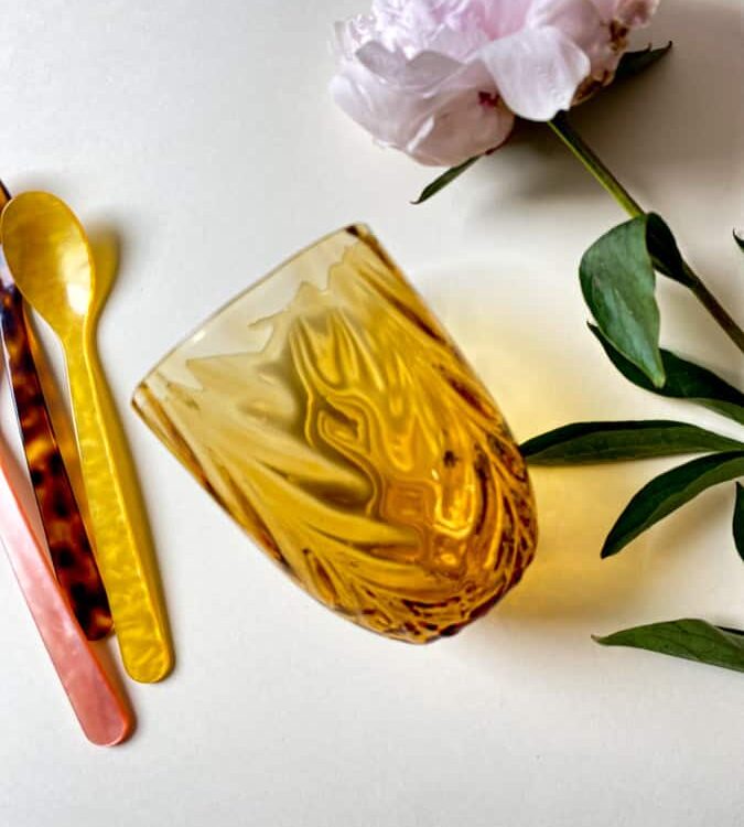 wawe in dunkel bernstein, olivenglas, Bambusglas, anna von lipa mix & match, swil glass, wawe glass, harlekinglas, trichter, wasserglas, trinkglas, trinkglas, gebeiztes glas, hausinnenraum, tischeinstellung, glas aus anna von Lipa, anna von lipa dealer, remix von sofie