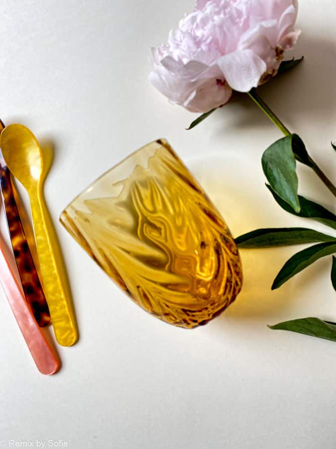 wawe in dunkel bernstein, olivenglas, Bambusglas, anna von lipa mix & match, swil glass, wawe glass, harlekinglas, trichter, wasserglas, trinkglas, trinkglas, gebeiztes glas, hausinnenraum, tischeinstellung, glas aus anna von Lipa, anna von lipa dealer, remix von sofie