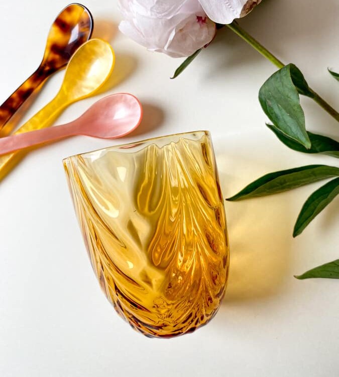 wawe in dunkel bernstein, olivenglas, Bambusglas, anna von lipa mix & match, swil glass, wawe glass, harlekinglas, trichter, wasserglas, trinkglas, trinkglas, gebeiztes glas, hausinnenraum, tischeinstellung, glas aus anna von Lipa, anna von lipa dealer, remix von sofie