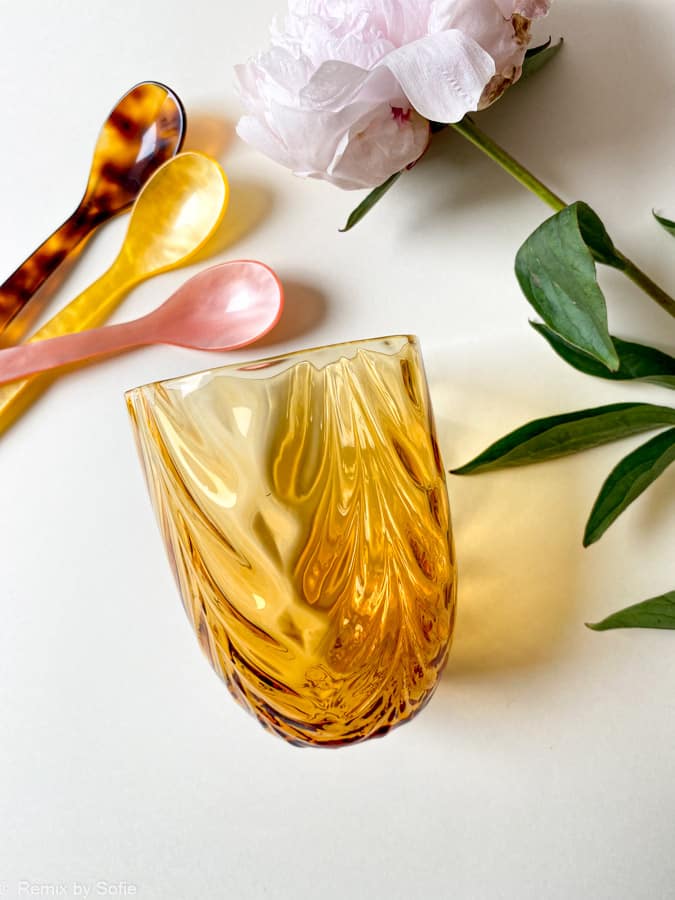 wawe in dunkel bernstein, olivenglas, Bambusglas, anna von lipa mix & match, swil glass, wawe glass, harlekinglas, trichter, wasserglas, trinkglas, trinkglas, glasmalerei, hausinnenraum, tischeinstellung, glas von anna von Lipa, anna von lipa dealer, remix von sofie