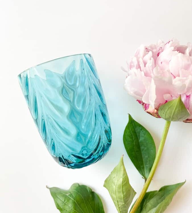 Anna von lipa, Remix von Sofie, Anna von lipa glass, handgeblasenes Glas, handgeblasenes Glas, Trinkglas, Wasserglas, farbiges Glas, Mix- und Mattckglas, Mix & Mattckglas, Becher, Watglas, Wirbelglas, Harlekinglas, Spiralglas, Bambusglas, Olivenglas, Tischbezug, anna von lipa glass, wawe glass, wawe glass in dark aqua, anna von lipa retailer