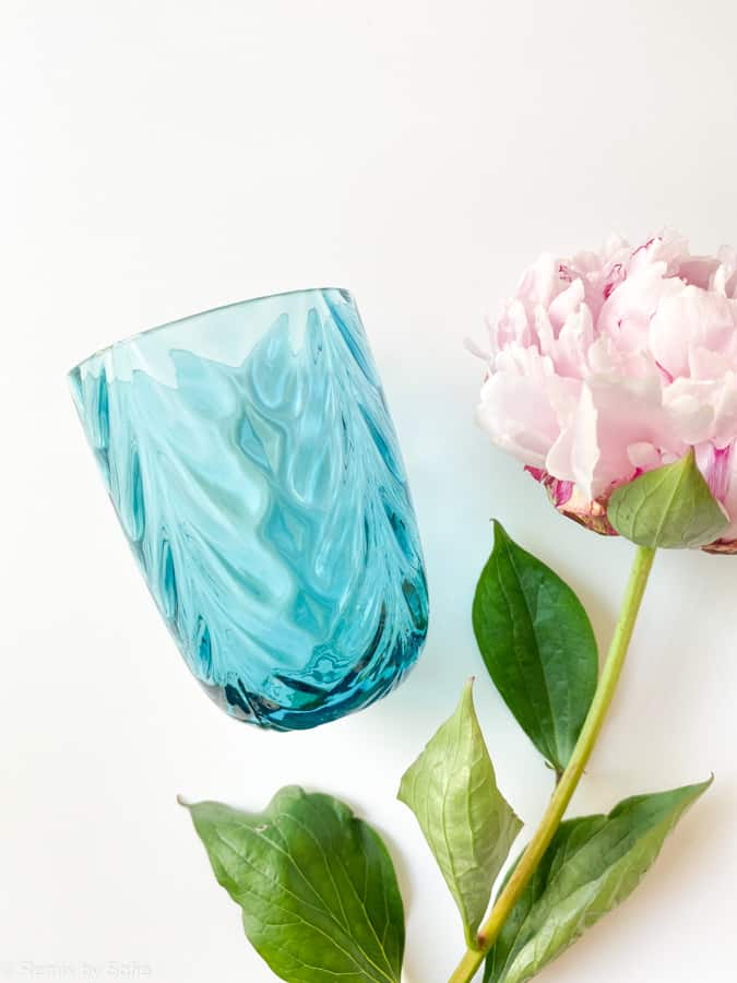 Anna von lipa, Remix von Sofie, Anna von lipa Glas, handgeblasenes Glas, Handgeblasenes Glas, Trinkglas, Wasserglas, farbiges Glas, Mix & Matck Glas, Mix & Matck Glas, Becher, Wawe Glas, Wirbelglas, Harlekin Glas, Spiralglas, Bambusglas, Olivenglas, Tischbezug, anna von lipa glass, wawe glass, wawe glass in dark aqua, anna von lipa dealer