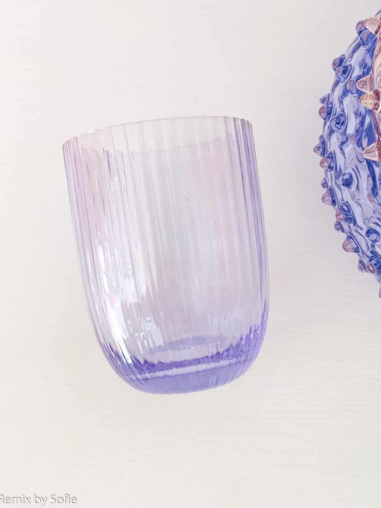 Bambus lila lila, anna von lipa, remix von Sofie, anna von lipa glas, mundgeblasenes Glas, handgeblasenes Glas, Glas, Trinkglas, Wasserglas, farbiges Glas, Mix- und Mattckglas, Mix & Mattckglas, Tumbler, Waweglas, Wirbelglas, Harlekinglas, Spiralglas, Bambusglas, Olivenglas, Tischbezug