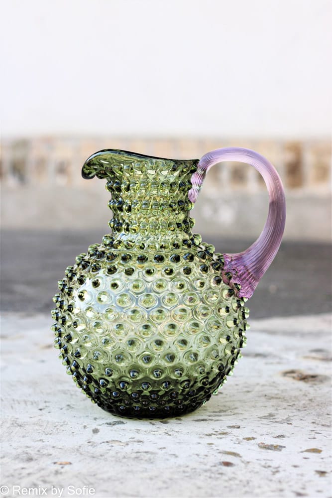 2 Liter Krug in Beryll, Remix von Sofie, 2 Liter Krug, anna von Lipa Igelkanne, Krug in Igelglas, anna von Lipa Händler, anna von Lipa Krug, anna von Lipa Igelkanne, Igelkanne, Igelkanne, Igelkanne, Igelkanne, Hobnailkanne, Hobnailglas, Igelglaskanne2 Liter Krug in zwei Farben, olivgrün mit lila Griff, hellviolett mit olivgrünem Griff, Remix von Sofie, 2 Liter Krug, anna von lipa Igelkanne, Krug i Igelglas, anna von lipa Händler, anna von lipa Krug, anna von lipa Igelglas, Igelglas Krug