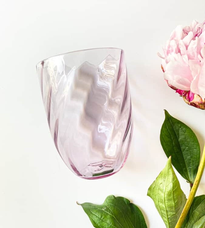 Wirbelglas in helllila, Bambusglas, Olivenglas, Bambusglas, anna von lipa mix & match, swil glass, wawe glass, Harlekinglas, Becher, Wasserglas, Trinkglas, Trinkglas, Glasmalerei, Hausinnenraum, Tischbezug, Glas aus anna von lipa, anna von lipa dealer, remix von sofie