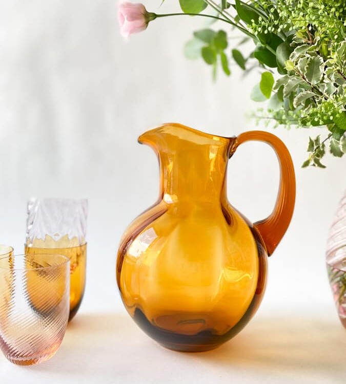 swirlande, Kanne mit Wirbel, Dunkelbraun, Anna von Lipa, Wirbelkanne, Glaskrüge, Mundgeblasene Kanne, Glaskrüge, Anna von Lipa Glas, Anna von Lipa Händler, Remix von Sofie