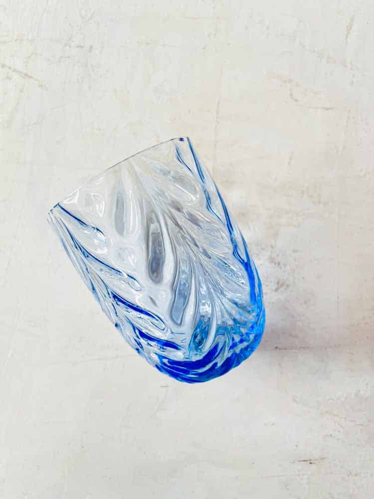 Wawe in Babyblau, hellblau. Olivenglas, Bambusglas, anna von lipa mix & match, swil glass, wawe glass, harlequin glass, tumbler, wasserglas, trinkglas, trinkglas, glasmalerei, hausinnenraum, tischbezug, glas von anna von lipa, anna von lipa Händler, Remix von sofie