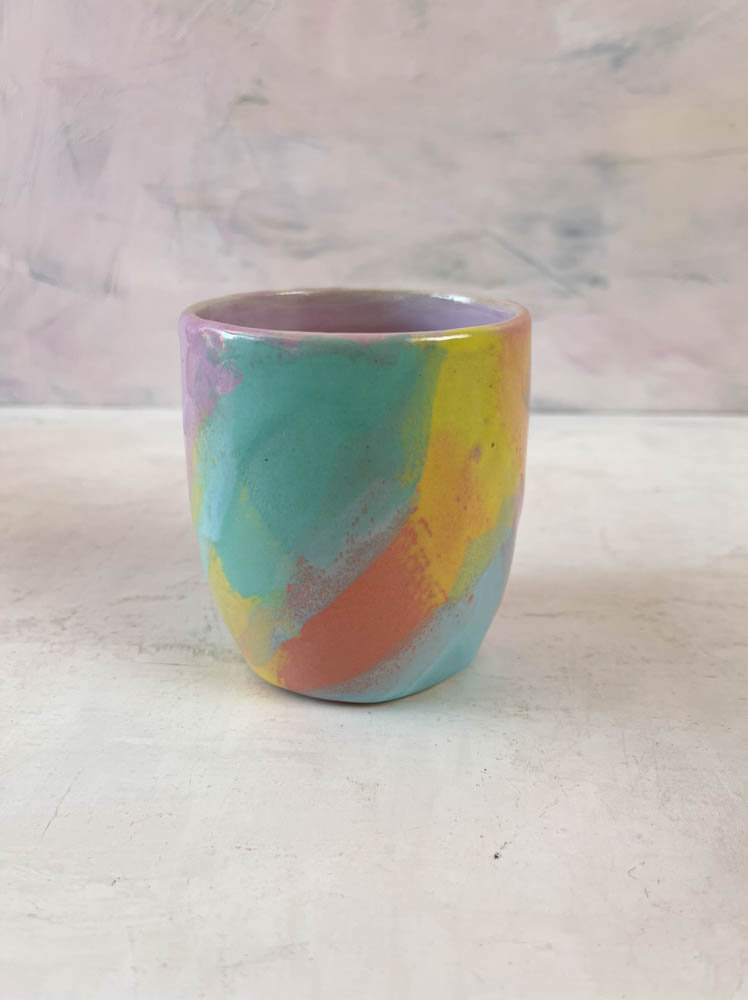 handgemachte Tassen ohne Griffe in Regenbogenkeramik Spritzer aus Ton von tina maie, Remix von Sofie,