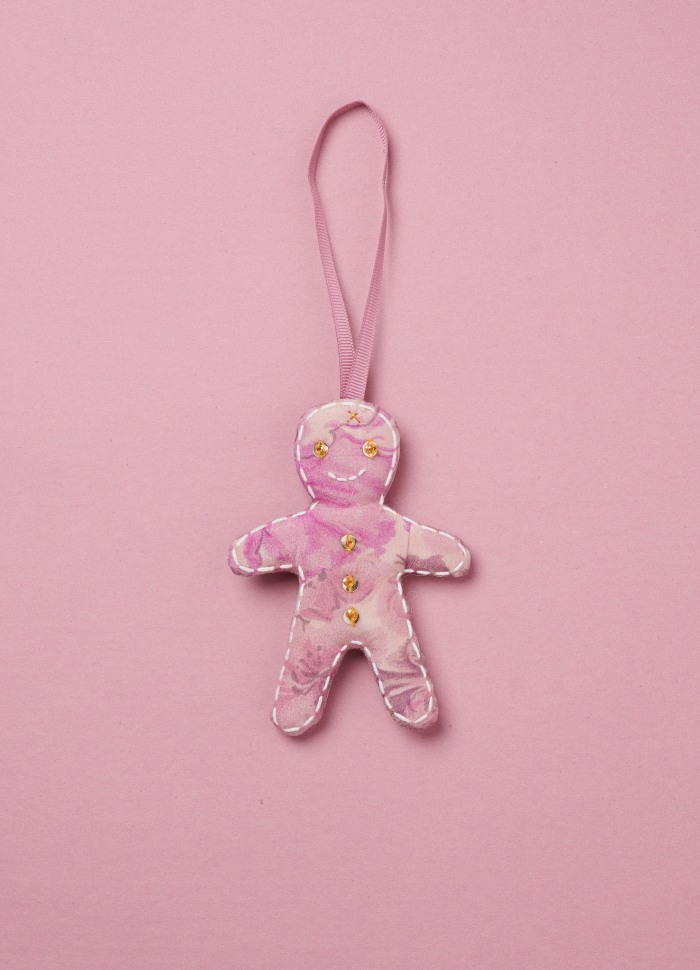 Seidenkuchen Mann, Sissel Adlige, Weihnachtsdekorationen, Seide Weihnachtsdekorationen, Ornamente von Saris, indische Weihnachtsdekorationen, Seidenherz, genbryúgs Ornamente, Nachhaltigkeit, Remix von Sofie