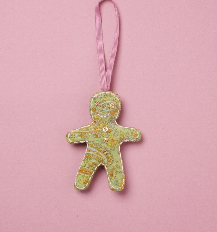 Seidenkuchen Mann, Sissel Adlige, Weihnachtsdekorationen, Seide Weihnachtsdekorationen, Ornamente von Saris, indische Weihnachtsdekorationen, Seidenherz, genbryúgs Ornamente, Nachhaltigkeit, Remix von Sofie