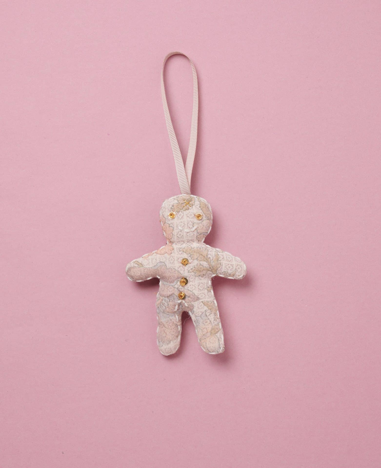 Seidenkuchen Mann, Sissel Adlige, Weihnachtsdekorationen, Seide Weihnachtsdekorationen, Ornamente von Saris, indische Weihnachtsdekorationen, Seidenherz, genbryúgs Ornamente, Nachhaltigkeit, Remix von Sofie