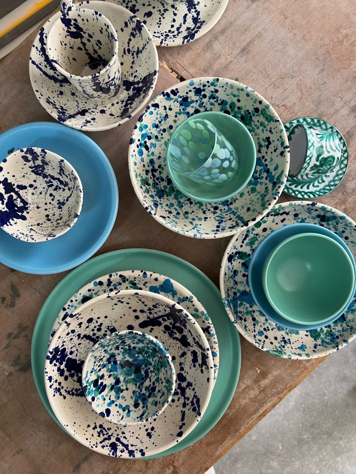 terazzo mint, christian teller, confetti color rio, home decor, familianna, remix by sofie, service, tisch, keramik, handgemachte keramik, teller, bowls, handgemachte keramik, spritzen auf teller, bunt Teller, Hochzeit, Farben zu Hause, buntes Leben, pacific