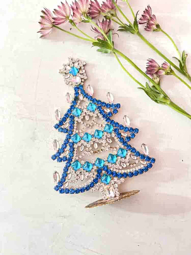 Weihnachtsbäume im Strass, Strass Weihnachtsbaum, Strassbaum, Weihnachtsbaum im Strass, Weihnachtsbaum im Strass, Weihnachtsbaum im Strass, Weihnachtsbaum im Strass, Weihnachtsbaum im Strass, Weihnachtsbaum im Strass, Weihnachtsbaum im Strass, Weihnachtsschmuck, Tschechisch Weihnachtsbaum, Remix von Sofie, Rhinstensjul Baum, Weihnachtsschmuck, vintage Weihnachten, Weihnachtsbaum aus Tschechien, tschechische Weihnachten, Glitter Weihnachten, handgemachte Weihnachtsbäume, Weihnachtsbäume aus Tschechien, Remix von Sofie
