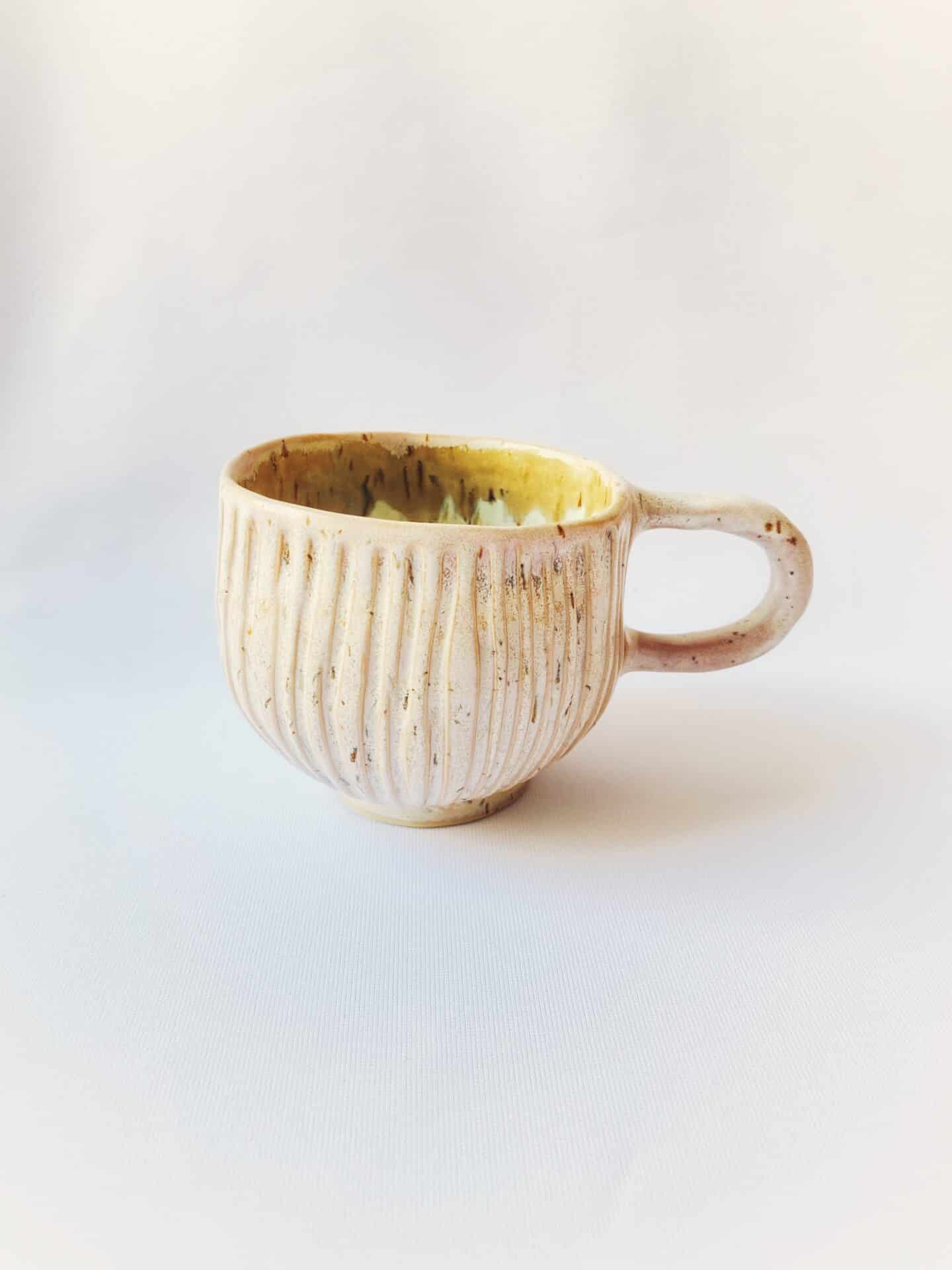 gemütliche Tasse mit Rillen in Keramik