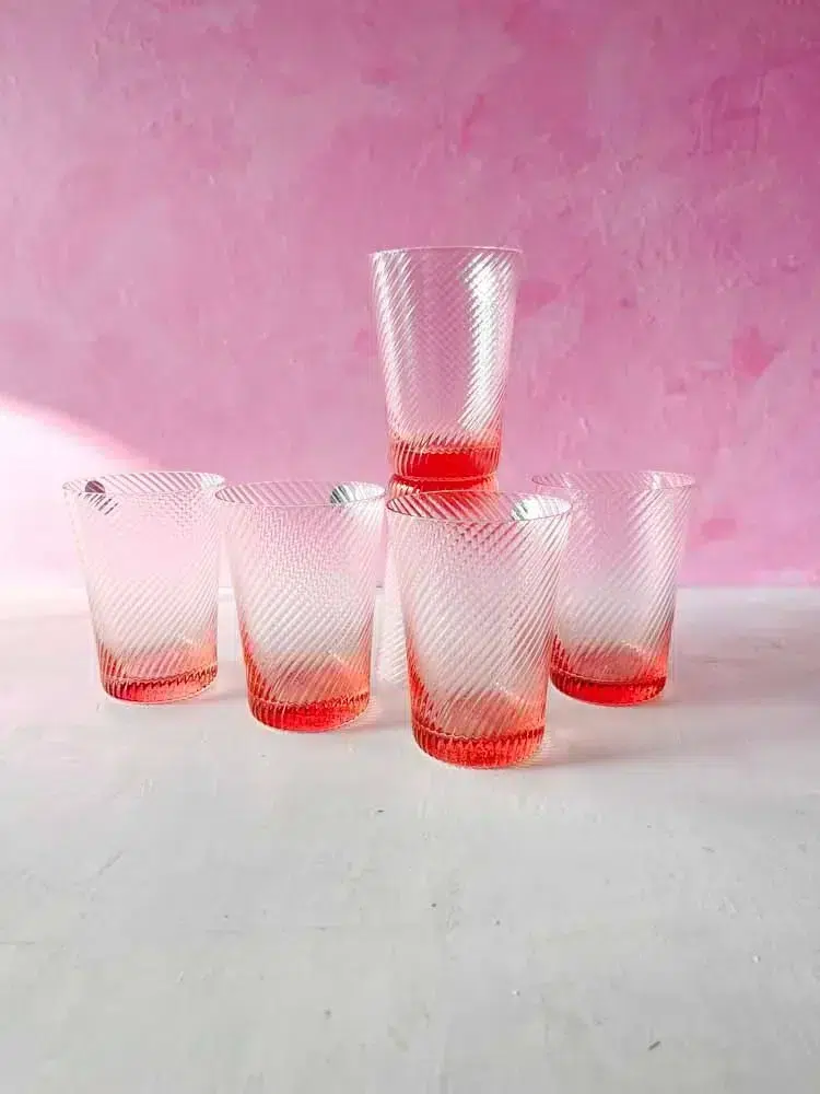 rosa mundgeblasene Wassergläser