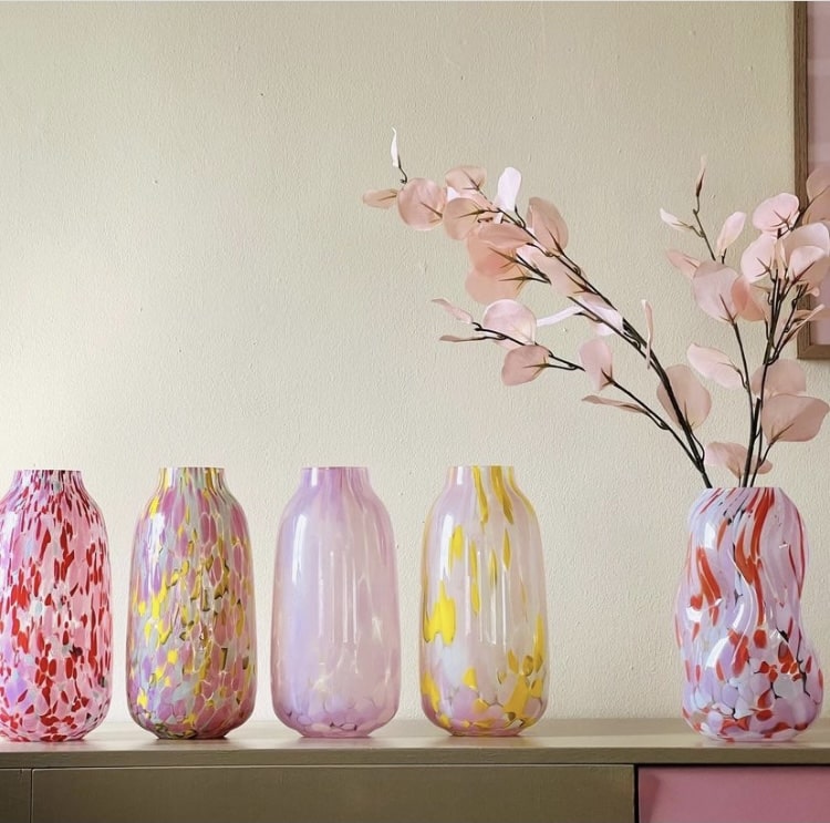 Konfetti Vase, Vase anna von lipa, anna von lipa glass, anna von lipa Händler, Vase, Blumenvase, Glasvase, Vase, mundgeblasenes Glas, mundgeblasene Vase, gelockte Vasen, Marie Retpen Vasen, Glaspuffs, Bohrerdeckel, Remix von Sofie, Blumenvase, Vasen, handgeblasenes Glas, dänisches Design einzigartige Vase