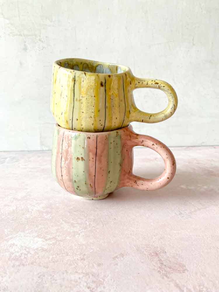 Tasse mit Griff, Hygge Tasse, Hyggekop, Tasse mit Streifen, Keramik Tasse, Keramik Tasse, gelbe Tasse, Remix von Sofie, Mia Lindbirk, gestreifte Tasse, Tasse, Kaffee Tasse, handgemachte Tasse, Keramik aus Mia Lindbirk
