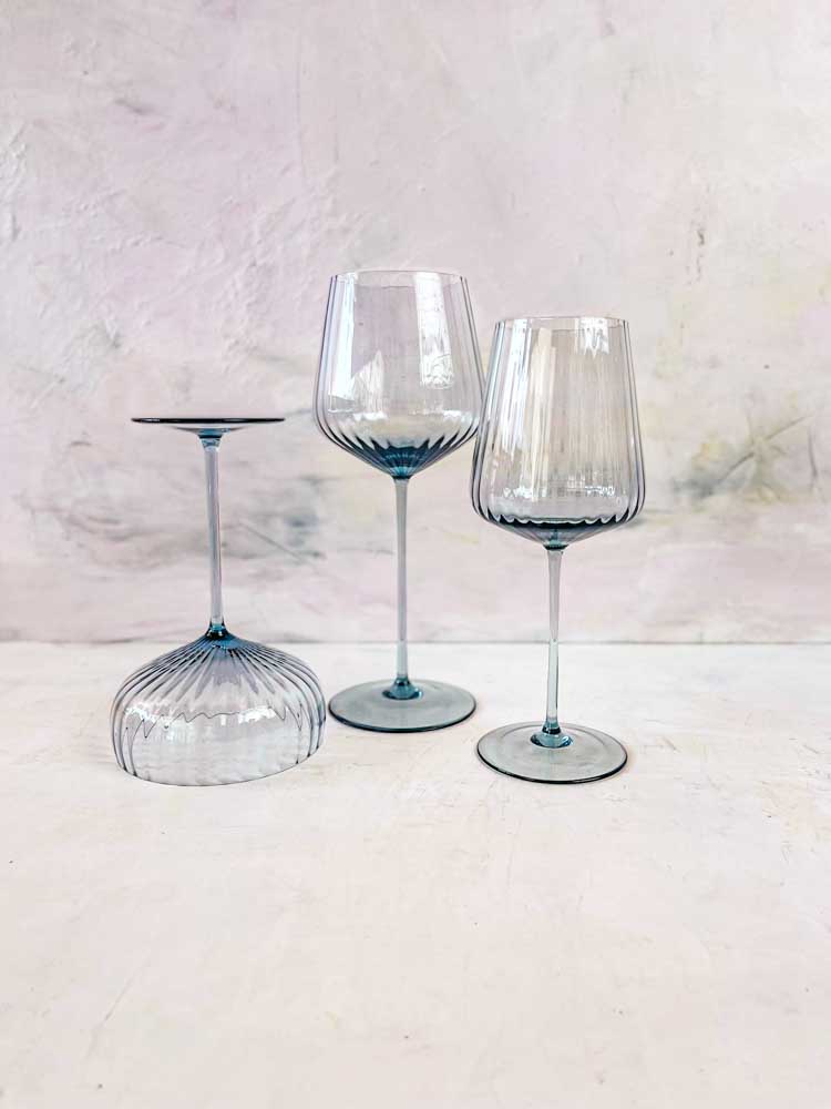 Remix von Sophie Champagner und Weingläsern in blauem Rauch