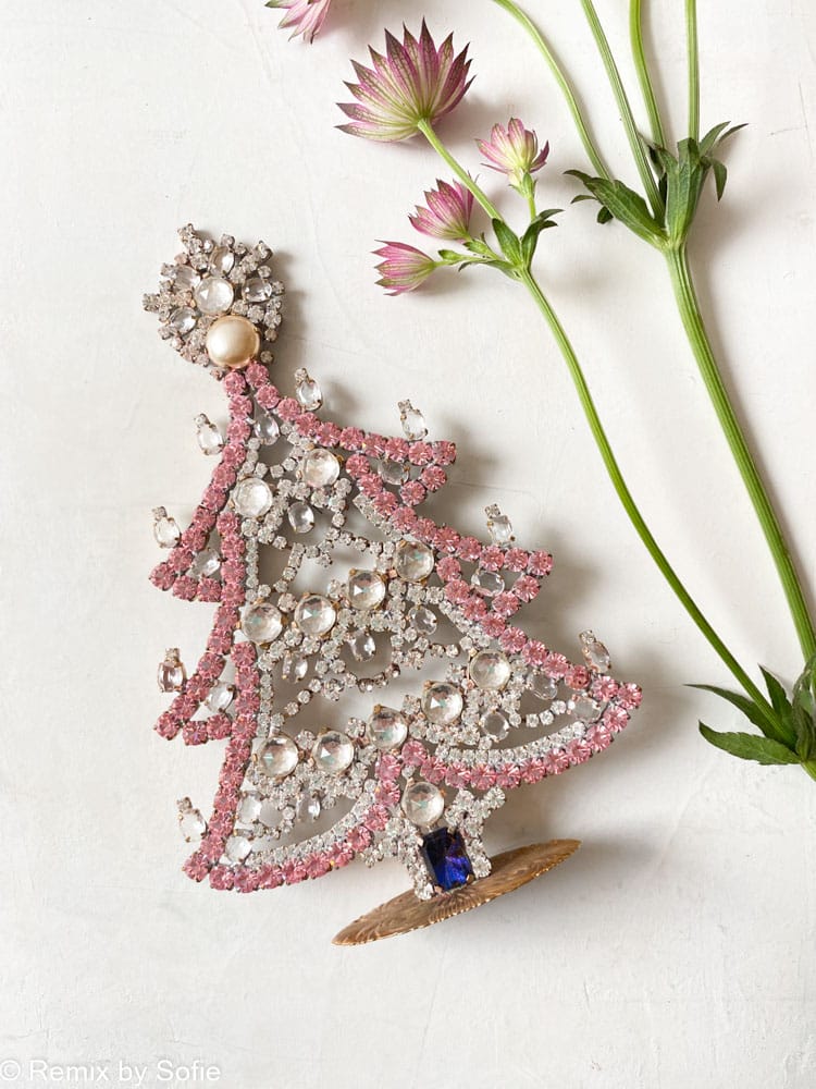 Weihnachtsbäume in Strass, Strass Christbaum, Strassbaum, Weihnachtsbaum in Strass, Weihnachtsbaum in Strass, Weihnachtsbaum in Strassstein, Weihnachtsbaum in Strassstein, Weihnachtsbaum in Strass, Weihnachtsbaum in Strass, Weihnachtsbaum in Strass, Weihnachtsbaum in Strass, Weihnachtsschmuck, Tschechisch Weihnachtsbaum, Remix von sofie,rhinstensjuletræ, Weihnachtsdekorationen, vintage Weihnachten, Weihnachtsbaum aus Tschechien, tschechische Weihnachten