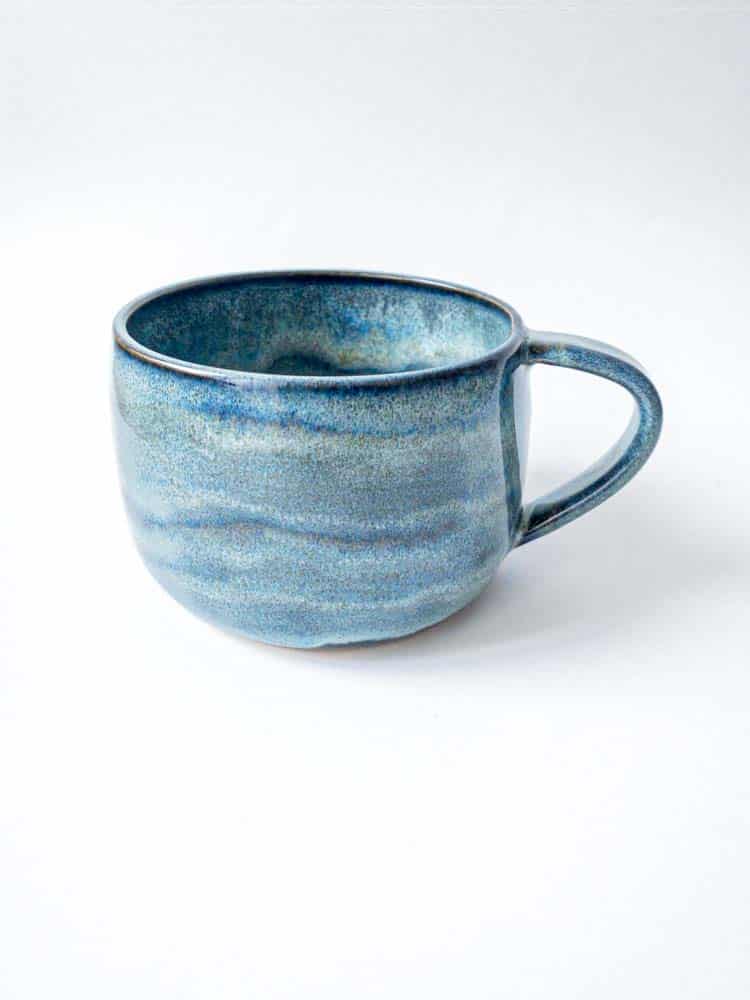 großer Keramikbecher mit Griff in blau