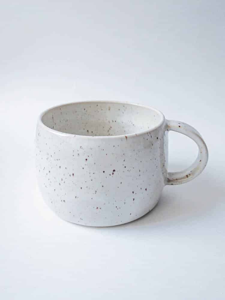 großer Keramikbecher mit Griff in weiß