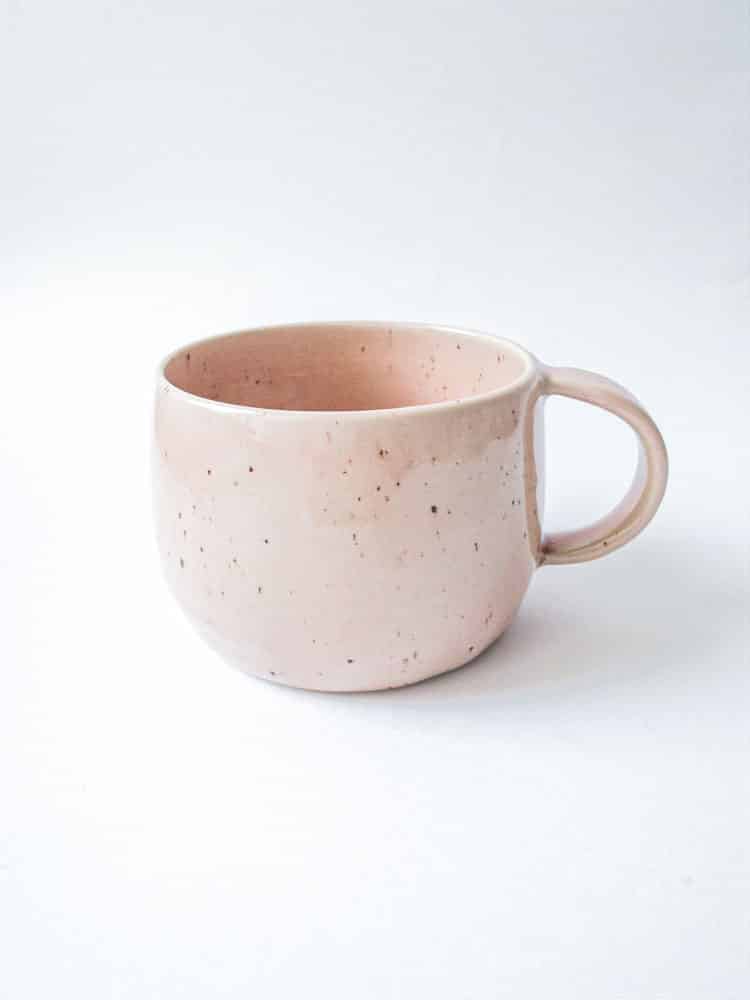 großer Keramikbecher mit Griff in rosa